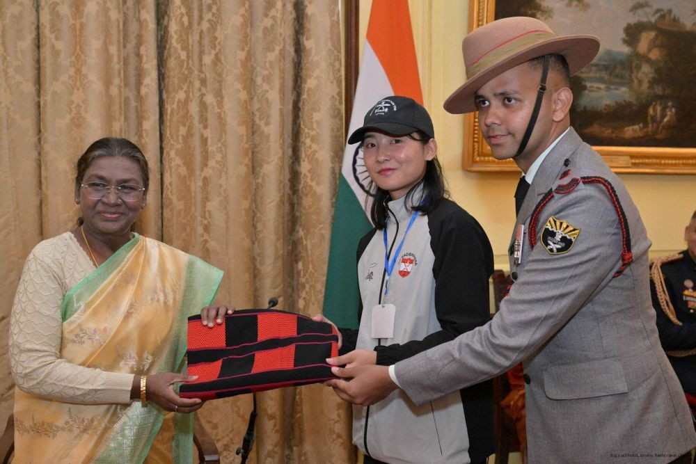 Students and teachers from Zesaji Presidency College in Kiphire, Nagaland meeting the President of India, Droupadi Murmu at Rashtrapati Bhavan.